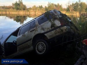 samochód wyciągnięty z wody