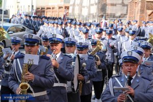 uroczystość nadania sztandaru komendzie powiatowej policji w Środzie Wielkopolskiej