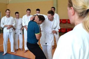 podkom. Radosław Bakun na sali treningowej trenuje sportowców