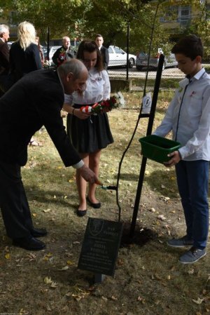 uroczystość posadzenia kolejnych drzew w Alei Dębów Pamięci Policjantów II RP Ofiar Zbrodni Katyńskiej