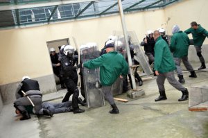 Próba ataku terrorystycznego w elbląskim areszcie i interwencja policjantów – ćwiczenia