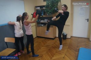 II Przystanek PaT w Chorzowie instruktorka warsztatów i dwie dziewczynki