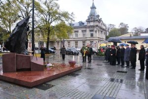 złożenie kwiatów pod pomnikiem św. Jana Pawła II, który znajduje się na placu katedralnym