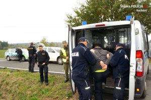 polscy i czescy policjanci oraz funkcjonariusze Straży granicznej podczas ćwiczeń