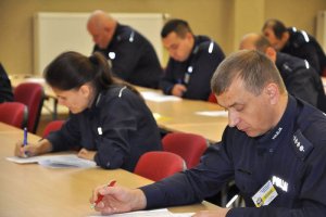 policjanci w trakcie pisania testu