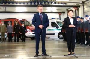 Premier Beata Szydło i minister Mariusz Błaszczak podczas uroczystości przywracania nowych posterunków