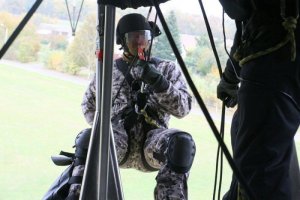 Szkolenie wysokościowe dla funkcjonariuszy pododdziałów antyterrorystycznych z wykorzystaniem śmigłowca MI-8