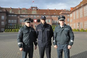 dwaj litewscy policjanci z przedstawicielem Szkoły Policji w Słupsku