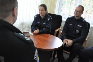 dwaj litewscy policjanci na spotkaniu z polską policjantką i policjantem w Szkole Policji w Słupsku