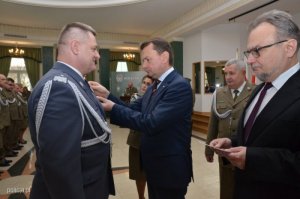 minister Mariusz Błaszczak wręcza medal nadinsp. Janowi Lachowi