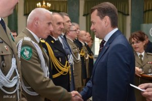 Minister Mariusz Błaszczak gratuluje funkcjonariuszowi Straży Ganicznej