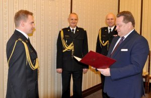 minister Jarosław Zieliński wręcza nagrodę