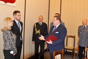 minister Jarosław Zieliński wręcza nagrodę