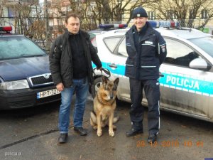 dwaj policjanci z psem