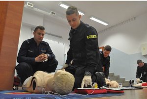 Zajęcia na kursie specjalistycznym z zakresu udzielania pierwszej pomocy.
Pomieszczenia Centrum Ratownictwa szkoły Policji w Słupsku.