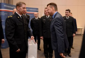 Minister Mariusz Błaszczak spotkał się w piątek ze st. strażakiem Mariuszem Drabem – funkcjonariuszem, którego dom i niemal cały dorobek życia spłonął w pożarze