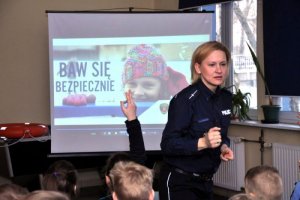 spotkanie  mundurowych z uczniami klas pierwszych ze Szkoły Podstawowej nr 1 w Ząbkach, podczas którego odbyła się premiera filmu „Bezpiecznie na lodzie”