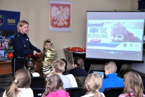 spotkanie  mundurowych z uczniami klas pierwszych ze Szkoły Podstawowej nr 1 w Ząbkach, podczas którego odbyła się premiera filmu „Bezpiecznie na lodzie”