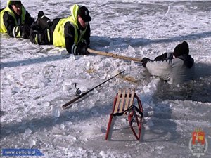 policjanci ratują wędkarza pod którym zarwał się lód