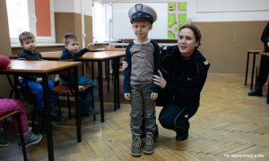 dzieci i dorośli na zwiedzaniu w szkole policji w pile