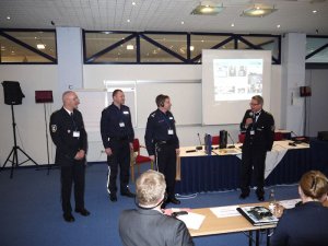 dwaj polscy i dwaj niemieccy policjanci stoją podczas wykładu