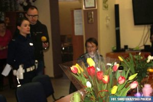 kwiaty na stole w tle policjanci