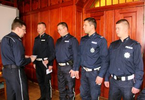 mł. insp. Jacek Cegieła gratuluje policjantom