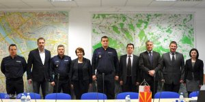 zdjęcie grupowe delegacji macedońskiej z polskimi policjantami