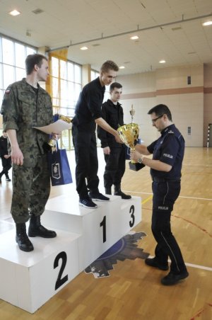 uczniowie klas mundurowych podczas turnieju wiedzy oraz sprawności fizycznej