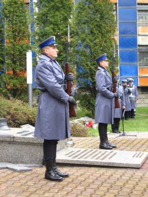 Obchody 77. rocznicy Zbrodni Katyńskiej przed Grobem Policjanta Polskiego w Katowicach