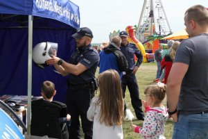 Policjanci promowali zasady bezpieczeństwa podczas &quot;XVIII Międzynarodowych Górskich Zawodów Balonowych – Balony nad Krosnem 2017&quot;