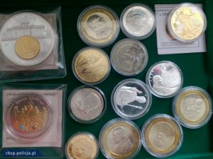 zabezpieczone  zegarki znanych marek oraz  kolekcje numizmatów