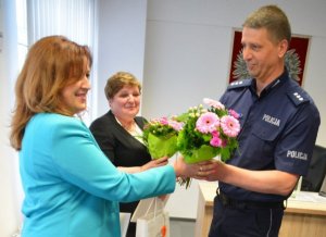 Policjanci podziękowali kasjerce oraz dyrektor jednego z białostockich oddziałów bankowych za udaremnienie oszustwa metodą na „policjanta”