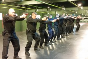 instruktorzy w trakcie zajęć na osiach strzeleckich