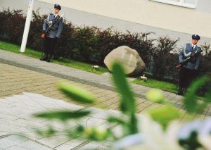 na gorzowskim Cmentarzu Komunalnym policjanci zapalili znicze i złożyli kwiaty upamiętniając pomordowanych wiosną 1940 roku policjantów