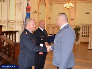 polski policjant otrzymuje medal za zasługi