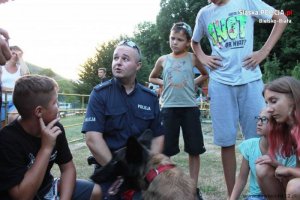 Sierż. sztab. Jarosław Dwornik z psem podczas spotkania z dziećmi