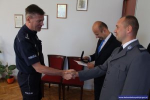 Zastępca Komendanta Wojewódzkiego dziękuje policjantowi i mieszkańcowi Jawora