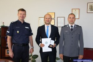 Zastępca Komendanta Wojewódzkiego dziękuje policjantowi i mieszkańcowi Jawora