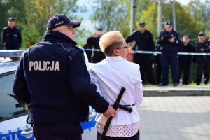 Ćwiczenia dowódczo-sztabowe policji przed budynkiem GOPS w Polańczyku