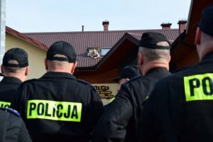 Ćwiczenia dowódczo-sztabowe policji przed budynkiem GOPS w Polańczyku