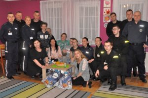 młodzi policjanci ze Szkoły Policji w Słupsku odwiedzili podopiecznych Rodzinnych Domów Dziecka w Słupsku i Ustce