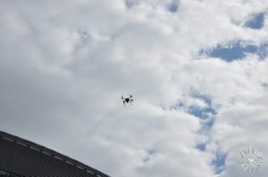 dron w powietrzu