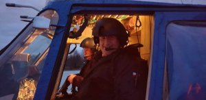 aspirant sztabowy Jerzy Pańczuk siedzi w śmigłowcu na głowie ma założony hełm obok siedzi inny pilot