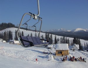 zima, widok na góry, na pierwszym planie krzesełko wyciągu narciarskiego