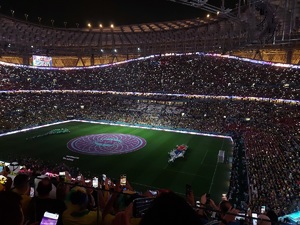 oficjalne rozpoczęcie meczu, na środku boiska dwie stoją dwie drużyny piłkarskie