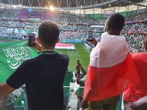grupa mężczyzn obserwuje mecz