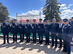 Uczestnicy uroczystości — policjanci i weterani.