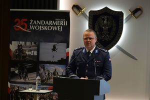 Funkcjonariusz przy mównicy przemawia podczas konferencji.