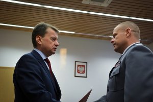 Minister Mariusz Błaszczak wręcza nominację